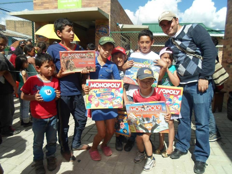Llevamos alegría y regalos a los niños en fechas especiales.