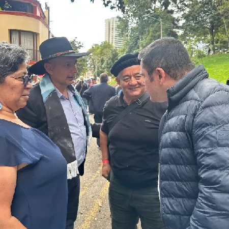 Jairo hablando con la gente